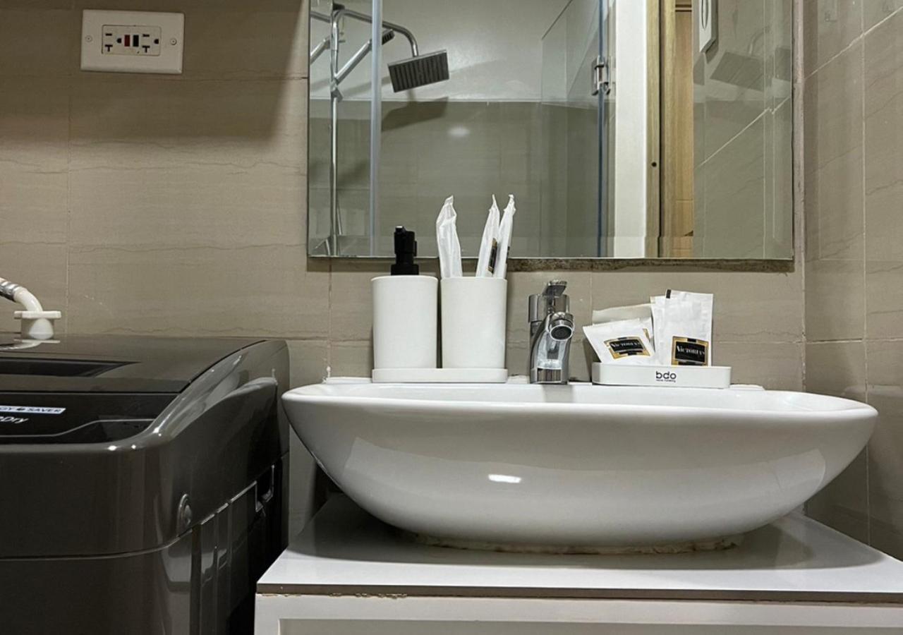 Victoria Suite At Shore Residences Pasay Exteriör bild